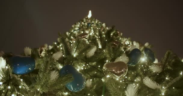 Ein Großer Weihnachtsbaum Ist Mit Blauen Und Gelben Kugeln Herzform — Stockvideo