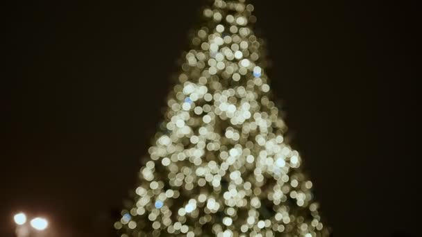 Árvore Natal Brilhante Cheia Luzes Grandes Bolas Azuis Fundo Céu — Vídeo de Stock