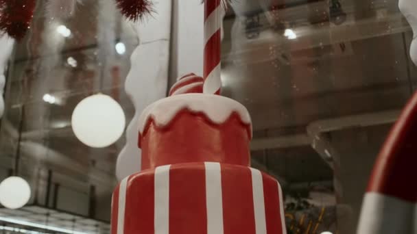 Decoración Torta Enorme Roja Fiesta Año Nuevo Cerca Una Cafetería — Vídeo de stock