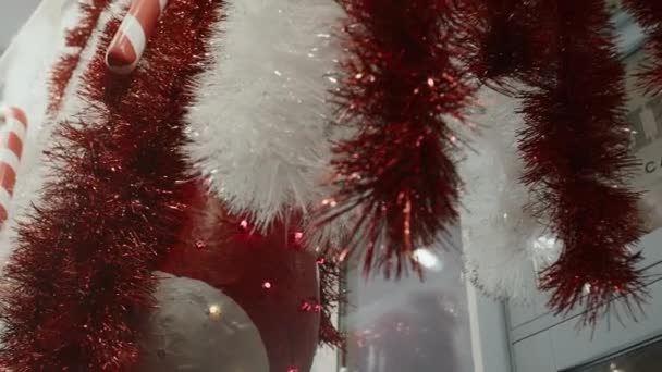 Χριστουγεννιάτικα Στολίδια Κρέμονται Στην Είσοδο Του Καφέ Υποδοχής — Αρχείο Βίντεο
