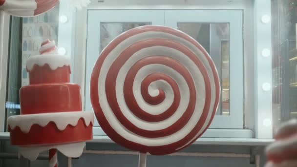 Величезний Червоний Льодяник Святковий Новорічний Торт Біля Атмосферного Кафе — стокове відео