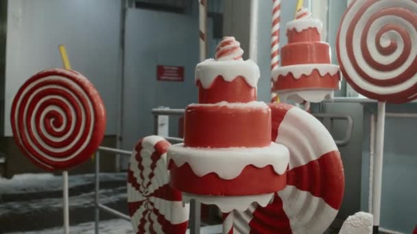 Duży Czerwony Świąteczny Tort Dekoracyjny Dużymi Czerwono Białymi Lizakami — Wideo stockowe