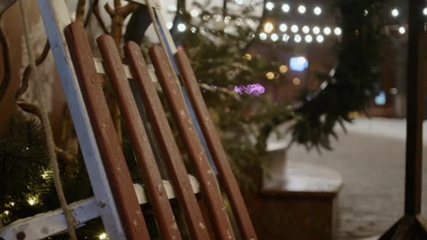 Téli Szánkókat Hagynak Bejáratnál Karácsonyfa Hátterével Szemben — Stock videók
