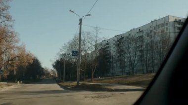 Arabanın camından Kharkiv 'e yapılan roket saldırıları sonucu yıkılan evler