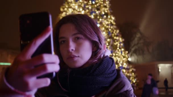 Bella Ragazza Prende Selfie Sullo Sfondo Albero Natale Mezzo Una — Video Stock
