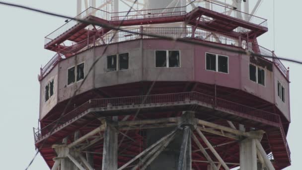Füze Saldırısından Sonra Camları Kırılmış Kırmızı Metal Bir Televizyon Kulesi — Stok video