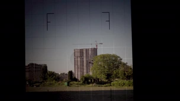 Lång Byggnad Genom Sökaren Filmkamera — Stockvideo
