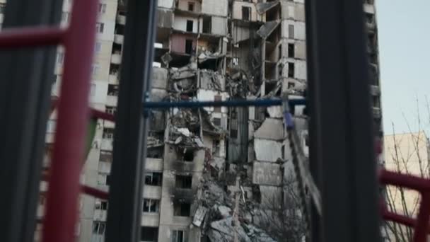 Vista Dos Apartamentos Destruídos Arranha Céus Todo Parque Infantil Símbolo — Vídeo de Stock