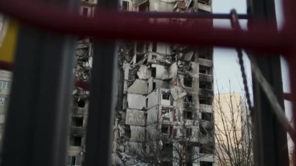 Los Apartamentos Destruidos Largo Del Patio Símbolo Una Infancia Arruinada — Vídeo de stock