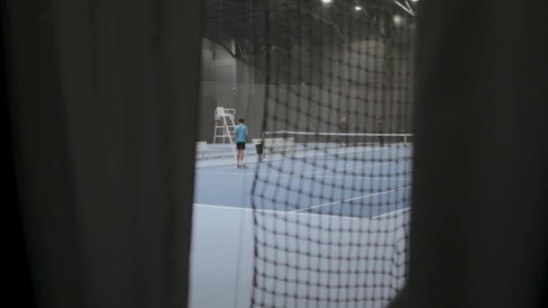 Los Jugadores Entrenan Para Jugar Tenis Una Cancha Cubierta Azul — Vídeo de stock