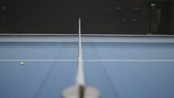 Zwart Tennisnet Een Blauwe Baan Een Bal Stuitert Achtergrond — Stockvideo