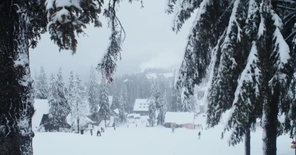 Paisaje Invernal Una Estación Esquí Medio Las Montañas Con Árboles — Vídeo de stock
