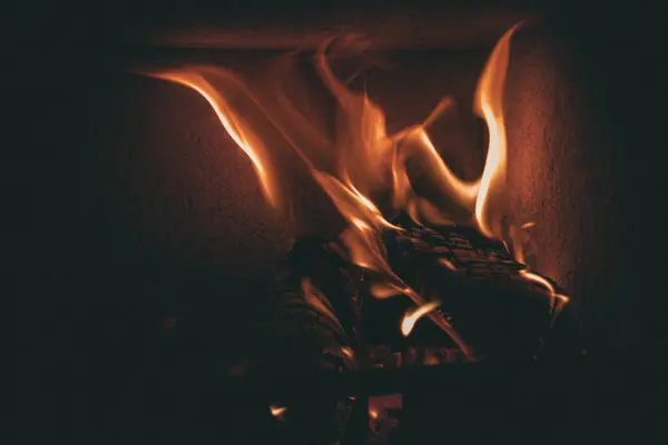 Flammen Auf Schwarzem Hintergrund Einem Kamin — Stockfoto