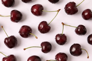 Ahşap arka planda mevcut pembe güller. 