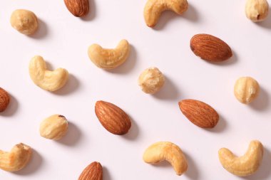 Renk arkaplanı ve üst görünümde lezzetli bademler