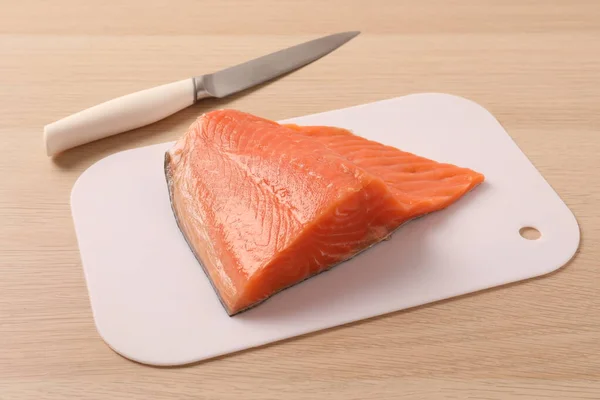 Salmon Fish White Wooden Cutting Board Top View — Stock Photo, Image