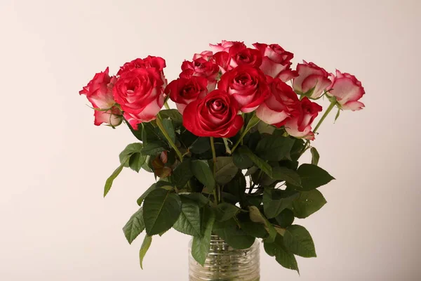 Vazoda güzel bir buket gül.