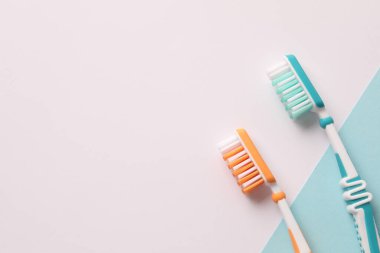 beyaz arkaplanda diş macunu ve diş macunu ile diş fırçası.