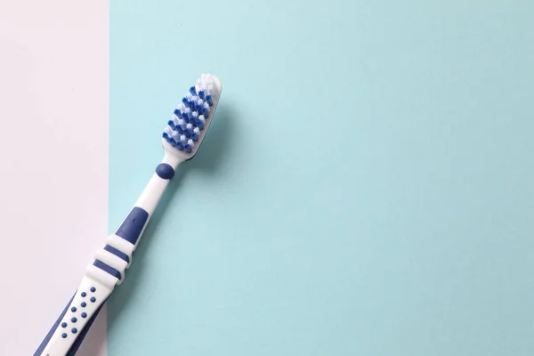 Blaue Zahnbürste Auf Blauem Hintergrund — Stockfoto
