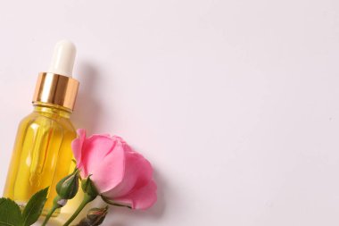 Esans beyaz zemin üzerine çiçekli