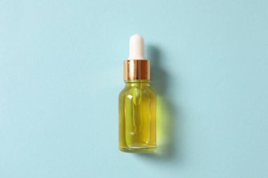 Mavi arka planda bir serum bardağı.