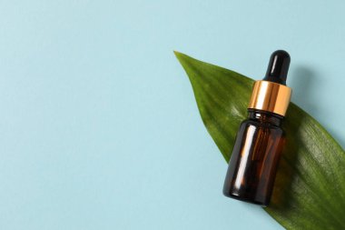 Renk arkaplanına bir şişe gerekli yağ