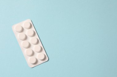 Mavi arka planda tabletler ve kapsüller. tıp konsepti.