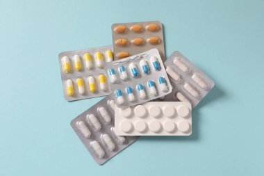 Renkli bir arka planda haplar ve kabarcıklar