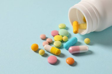 Mavi arka planda farklı haplar