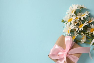 Mavi arka planda güzel bir buket çiçek..