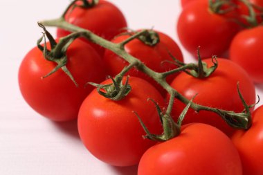 Olgun kırmızı domatesler, yakın çekim.