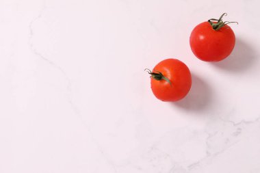 Mermer zemin üzerinde taze domatesler. Boşluğu kopyala