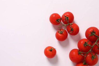 Beyaz arka planda olgun kiraz domatesleri
