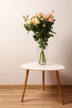 Odasında güller olan boş ahşap masa