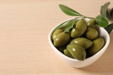 Yapraklı yeşil ve siyah zeytinler.