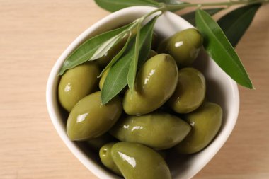 Kase içinde yeşil zeytin