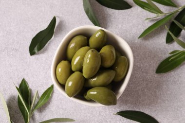 Beyaz bir masada taze zeytin. yüksek kaliteli fotoğraf