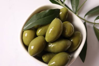 Beyaz arka plandaki kasede zeytinler