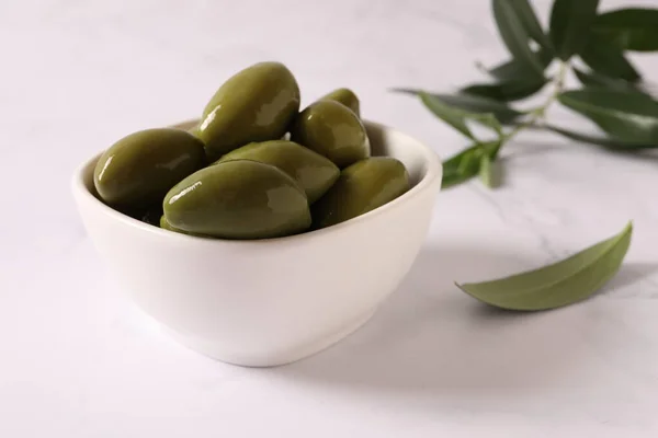 Bowl Tasty Olives Green Leaves Table — Stock Photo, Image