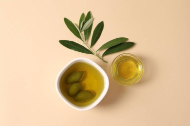 Beyaz arka planda bir kase lezzetli zeytinyağı ve zeytinyağı.