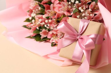 Güzel çiçekler ve hafif arka plan üzerinde hediye