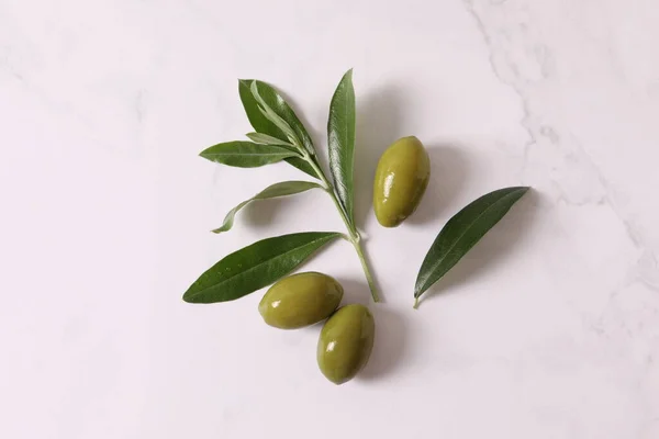 Fresh Olives Olive Leaves White Background — Stock Photo, Image