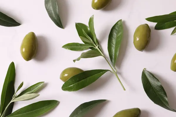 Flat Lay Composition Tasty Fresh Green Olives Light Background — Stock Photo, Image