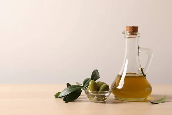 Komposition Mit Flasche Olivenöl Und Zweig Auf Weißem Hintergrund — Stockfoto