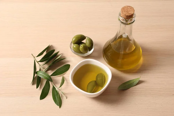 Bol Avec Huile Olive Branche Olive Sur Fond Blanc — Photo