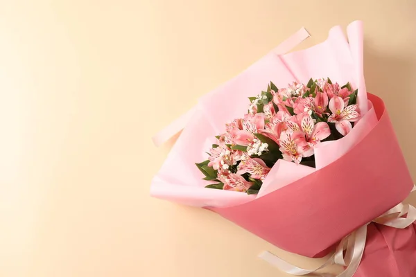 Όμορφο Μπουκέτο Από Ροζ Και Λευκά Λουλούδια Μπεζ Φόντο — Φωτογραφία Αρχείου