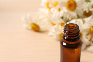 Taze çiçekli yağ şişesi ve ahşap masada taze omlet.