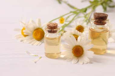 Papatya çayı, küçük şişede gerekli yağ..