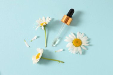 Kozmetik şişe, çiçekler ve serum. Güzellik, moda, düzlük.
