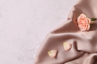 Pembe arka planda pembe ipek kumaş, üst manzara. lüks çiçek